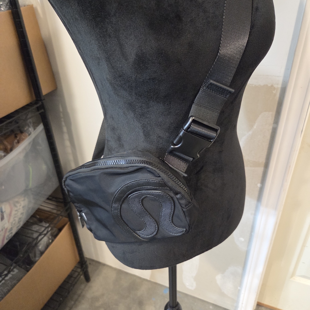 lululemon athletica Everywhere Go Bag Black Belt Bag Shoulder Bag - Picture 3 of 7